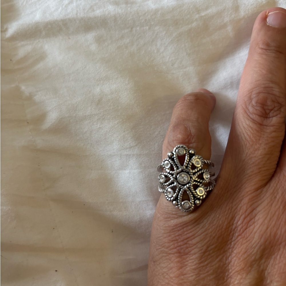 Elegant Silver Tone Women's Ring Size 8